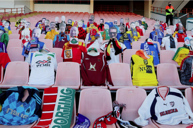 Maniquíes en las gradas en la única liga en juego