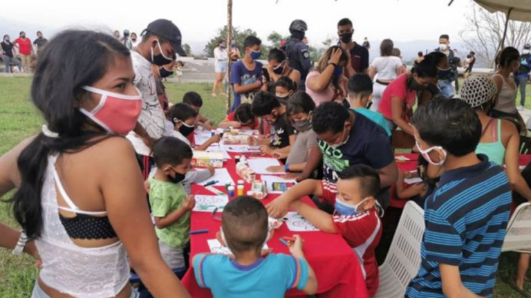 Por hacer video-llamadas, migrantes retornados son llevados a la cárcel