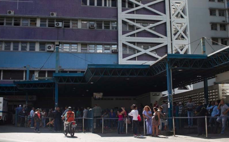 Amenazan con despido en el Pérez Carreño a quien acepte los 100 dólares a Guaidó