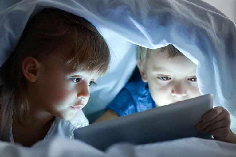 ¿Los niños pasan demasiado tiempo mirando las pantallas? 