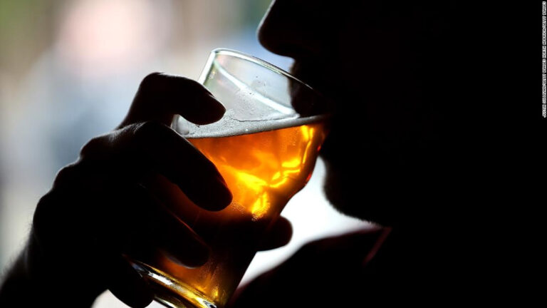 Beber un poco de alcohol cada semana protege tu corazón