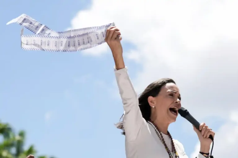 María Corina Machado pidió a Gustavo Petro que asista a la posesión de Edmundo González